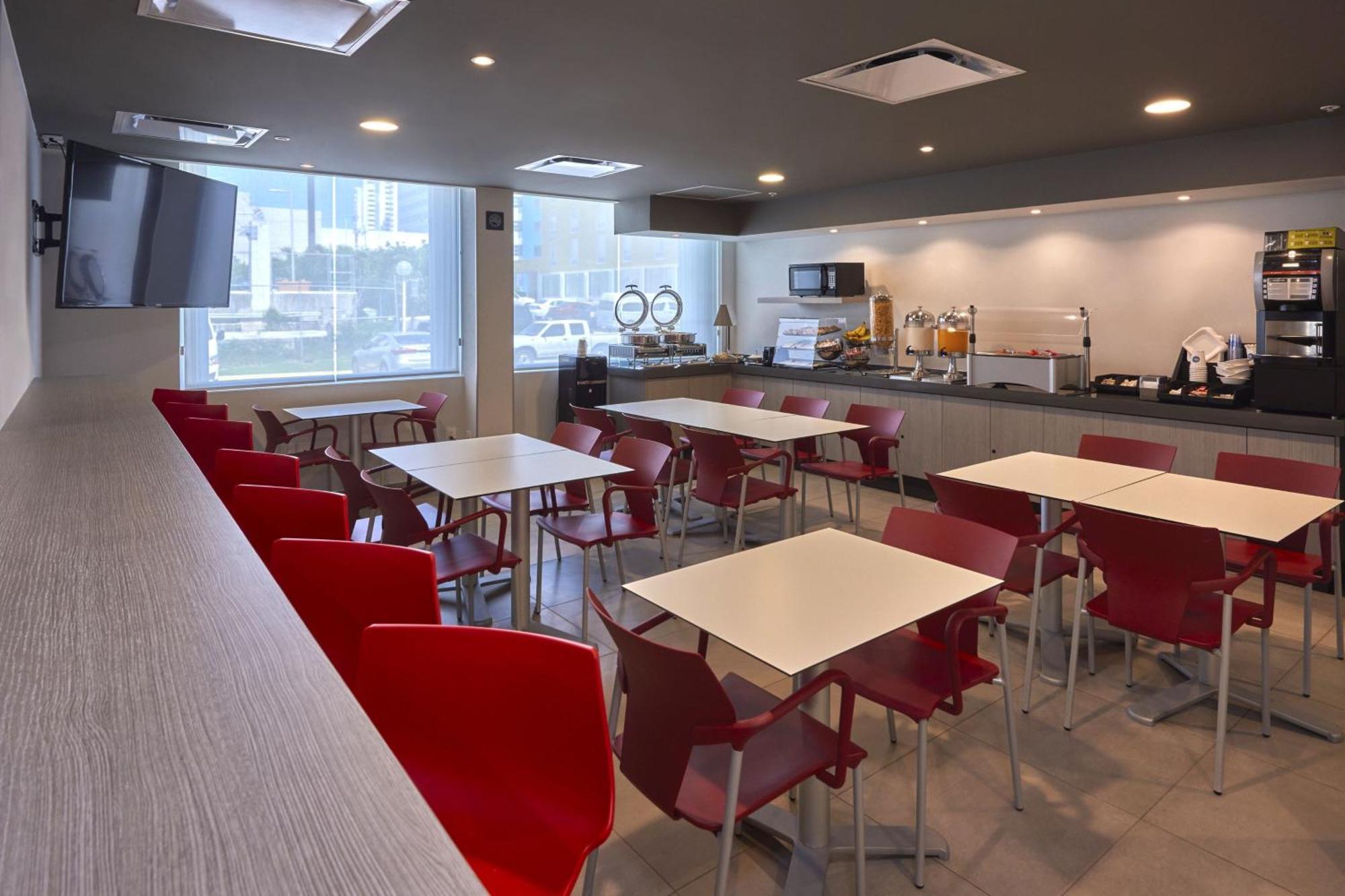 City Express Junior By Marriott Cancun Bagian luar foto